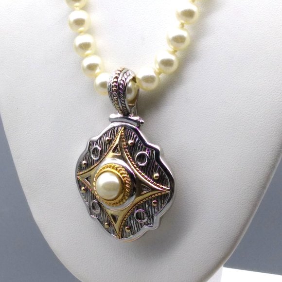 Elegant Enhancer Pendant Pearl Parure, Lustrous Knotted Glass Pearl Strand - Picture 4 of 4